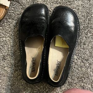 Alegria Men's Embossed Black Loafers